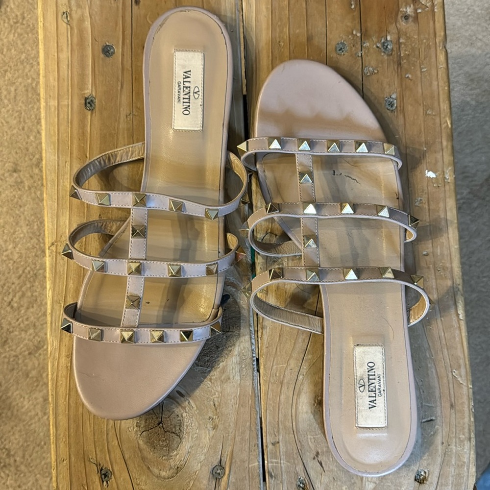 Classic Valentino Rockstud leather flat sandals in nude/poudre